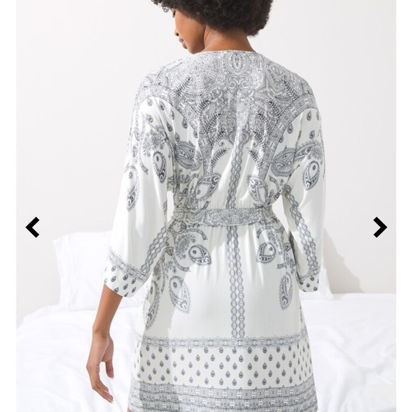 Soma White and Gray Patterned Robe Comfy Cozy Lightweight - Picture 2 of 5